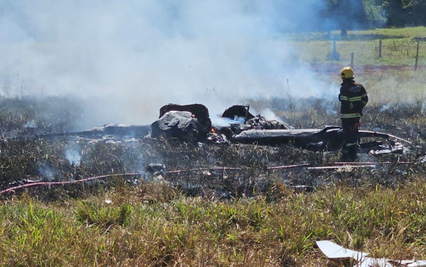Avião pega fogo após cair em fazenda, em Goiás