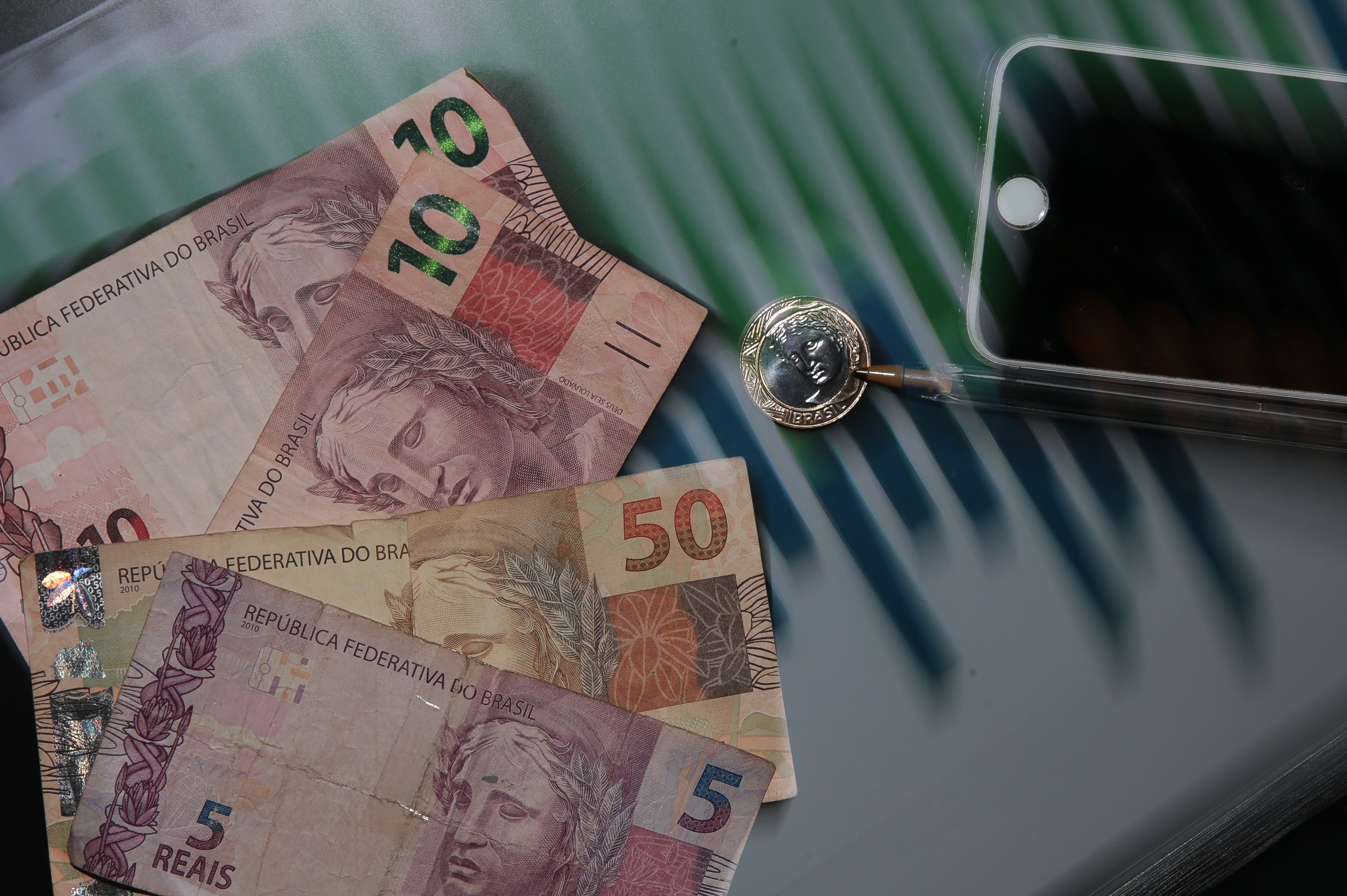 Seu salário aumentou, mas o dinheiro continua curto? Entenda o que está acontecendo