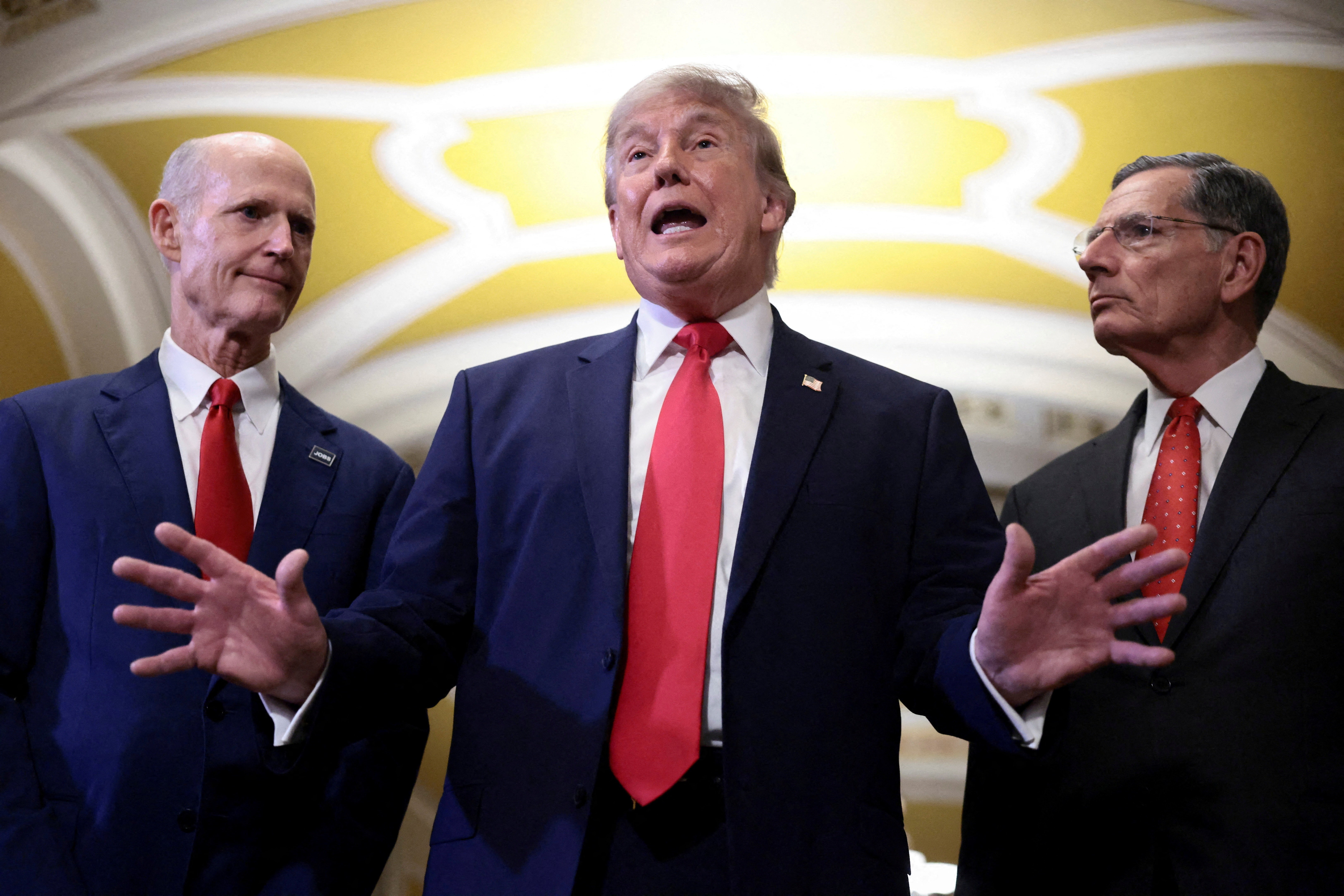 Trump diz ser 'ridículo' que os EUA mantenham o atual apoio à Otan