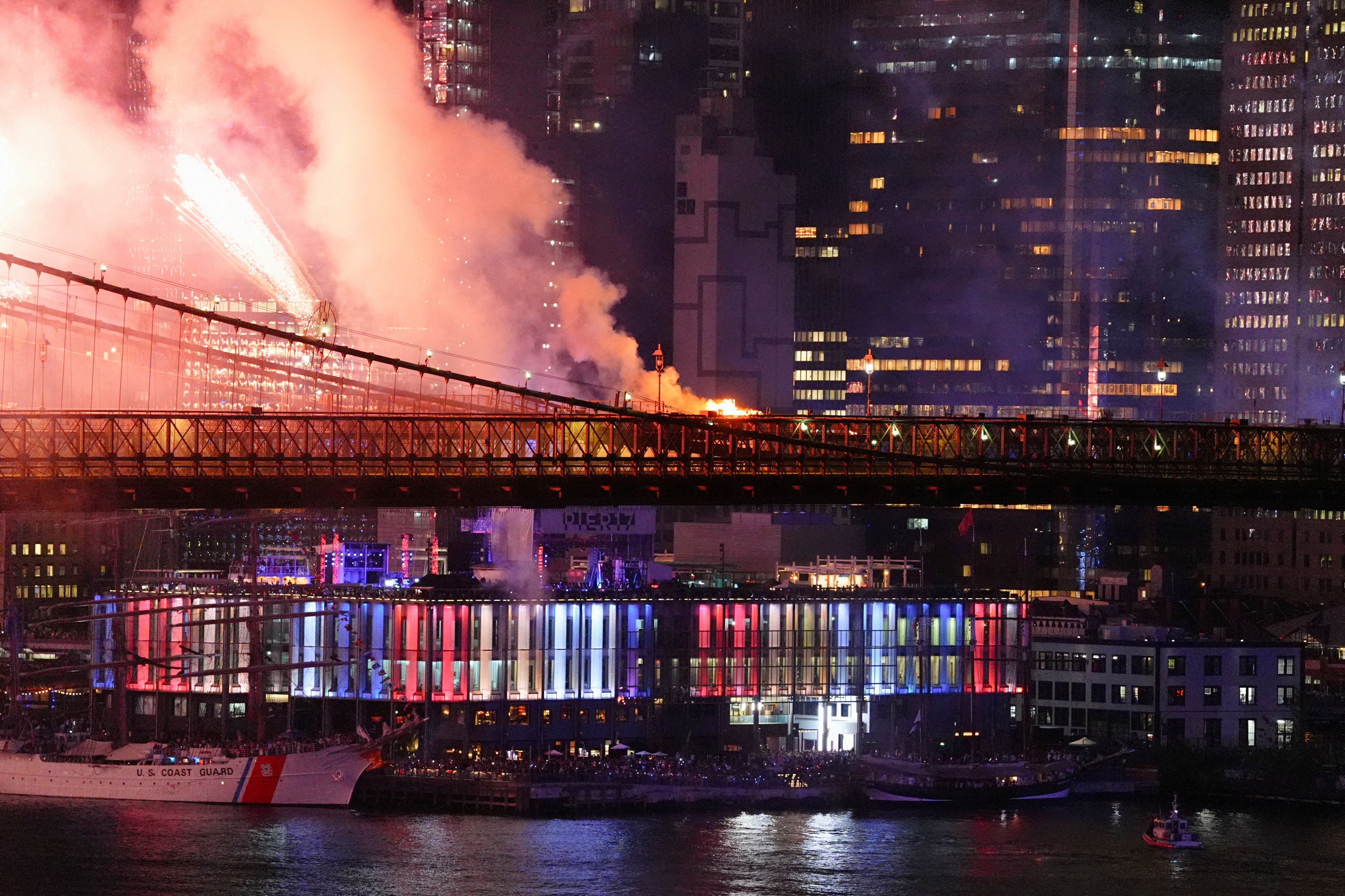 Incêndio atinge ponte do Brooklyn, em Nova York, durante queima de fogos de 4 de julho; FOTOS