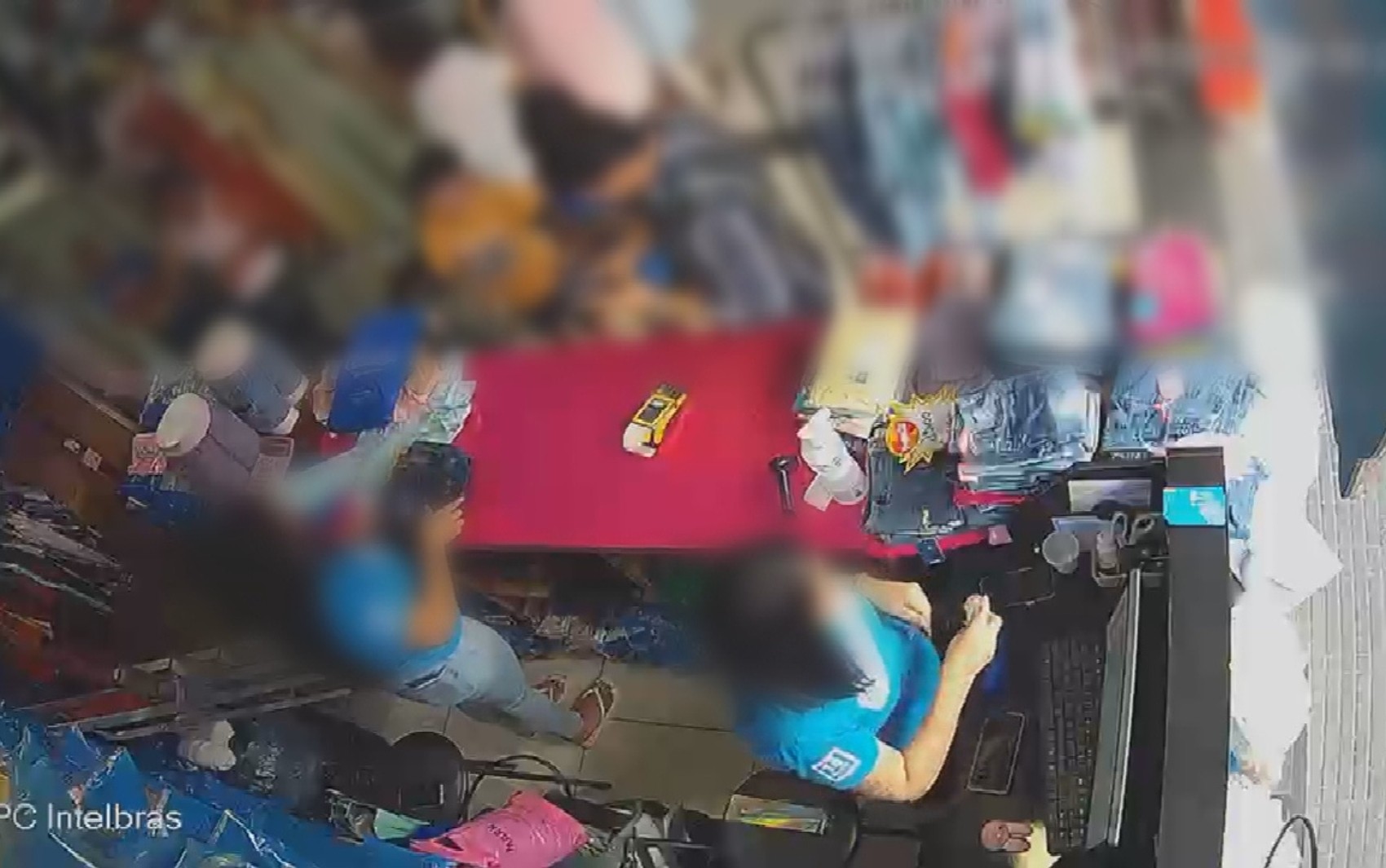 Vendedora é flagrada furtando dinheiro de caixa de loja em Goiânia, vídeo