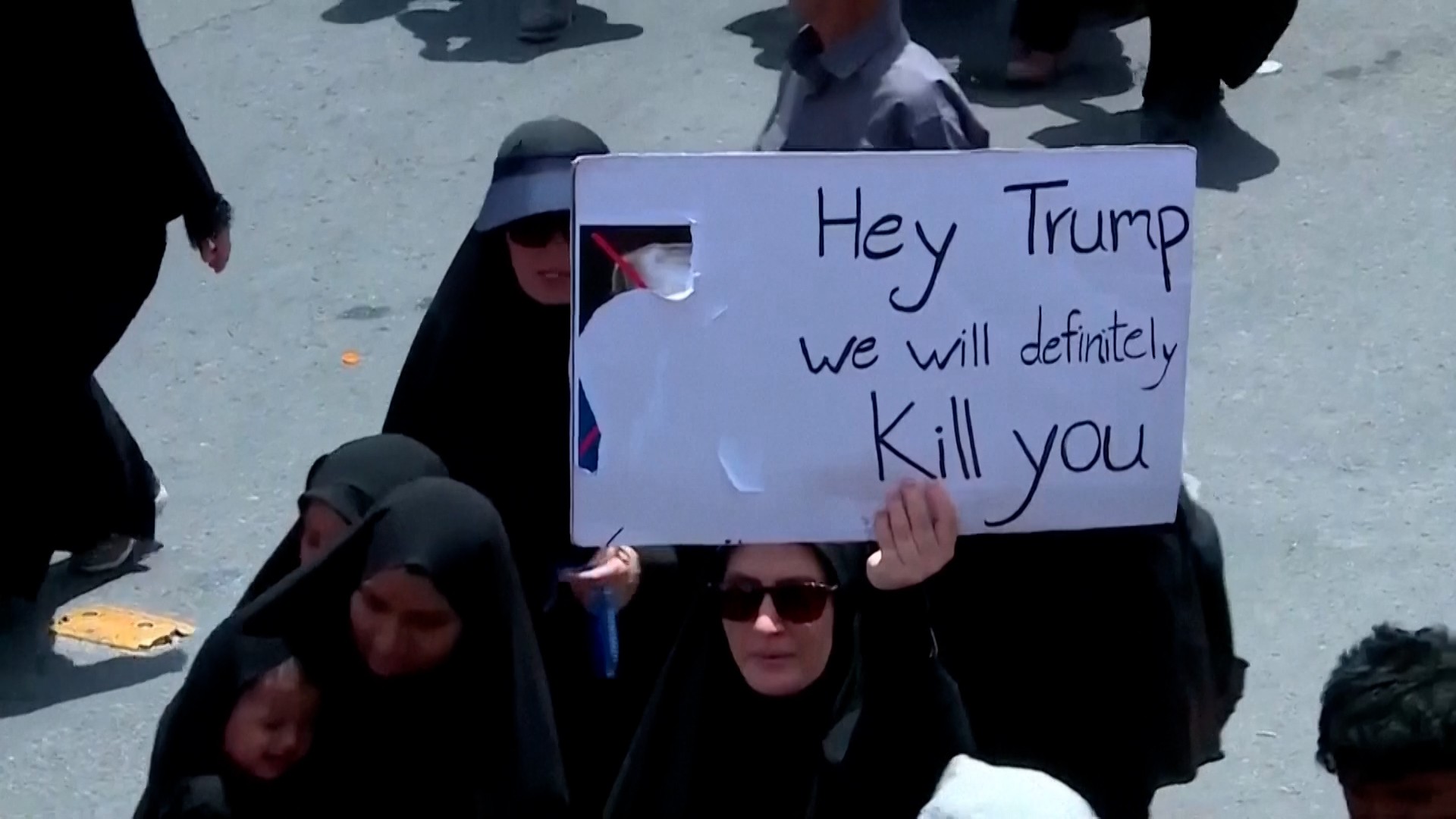 Irã diz que não negociará paz a menos que Trump suspenda ameaças; em funeral, iranianos pedem morte do presidente dos EUA