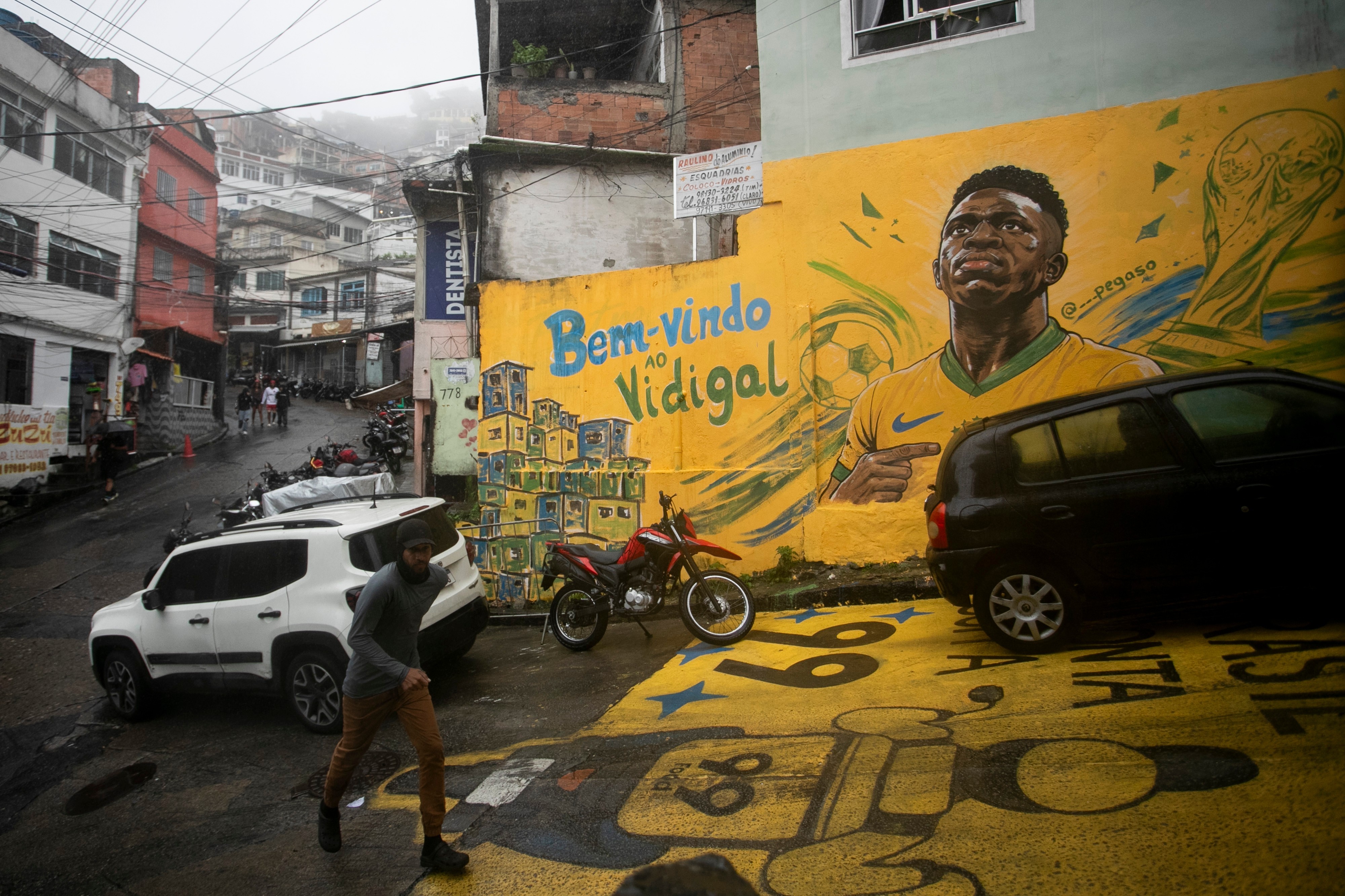 Torcer é sofrer de novo: o que a psicanálise diz sobre o vício em esperar pela vitória do Brasil
