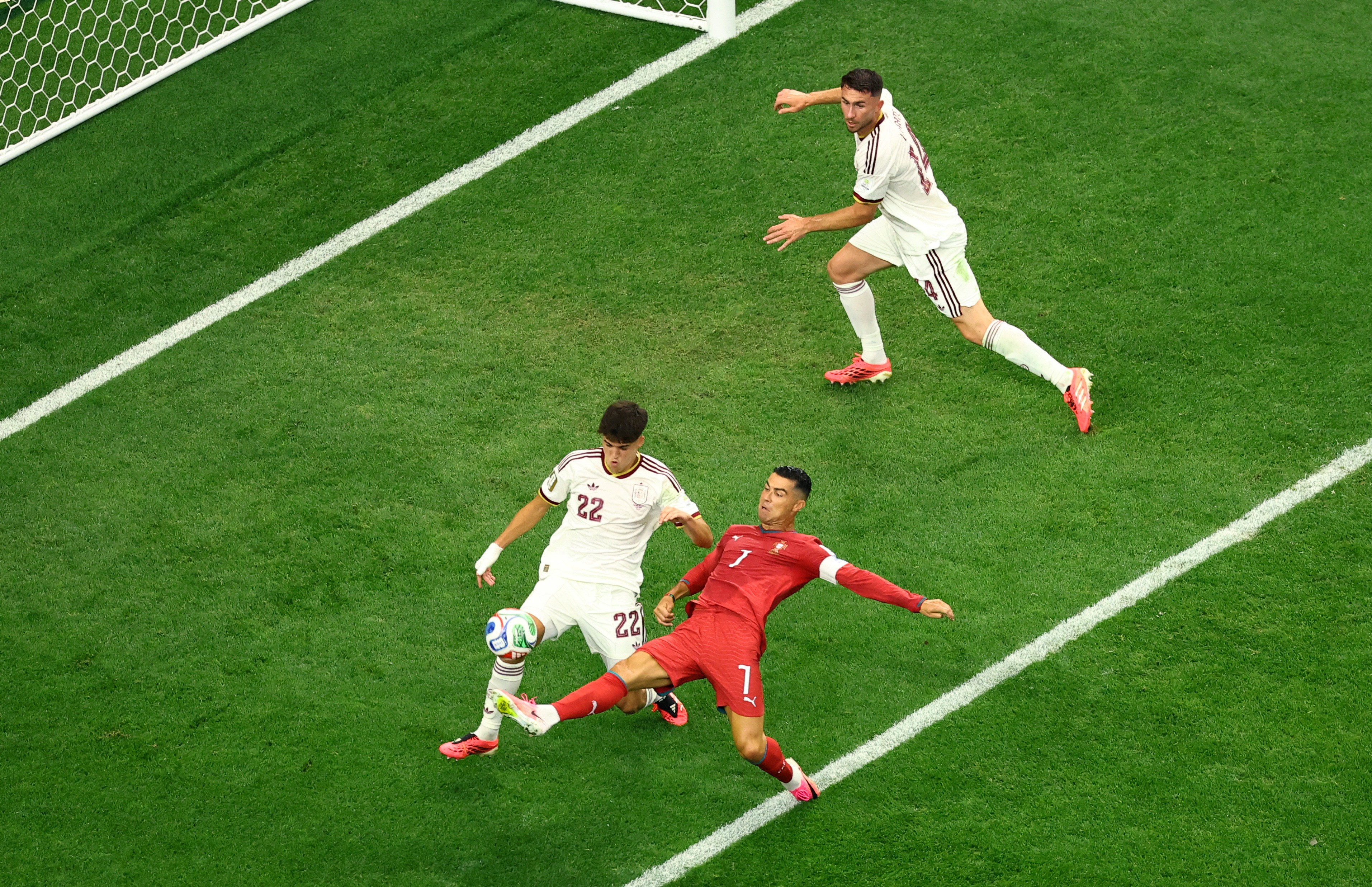 ‘Equipa’, ‘guarda‑redes’ e ‘relvado’: por que Portugal usa termos diferentes do Brasil no futebol?