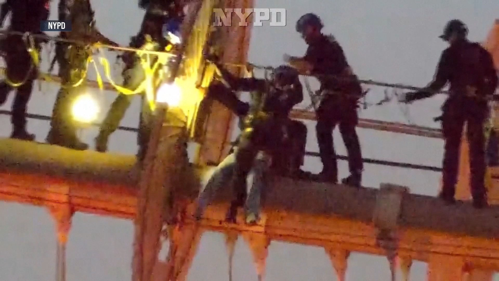 VÍDEO: mulher escala ponte do Brooklyn em Nova York e é salva por policiais