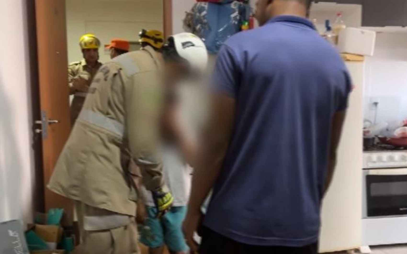 Menino encontrado trancado em apartamento pediu para pegar caixa de remédio ao ser resgatado, diz conselheiro