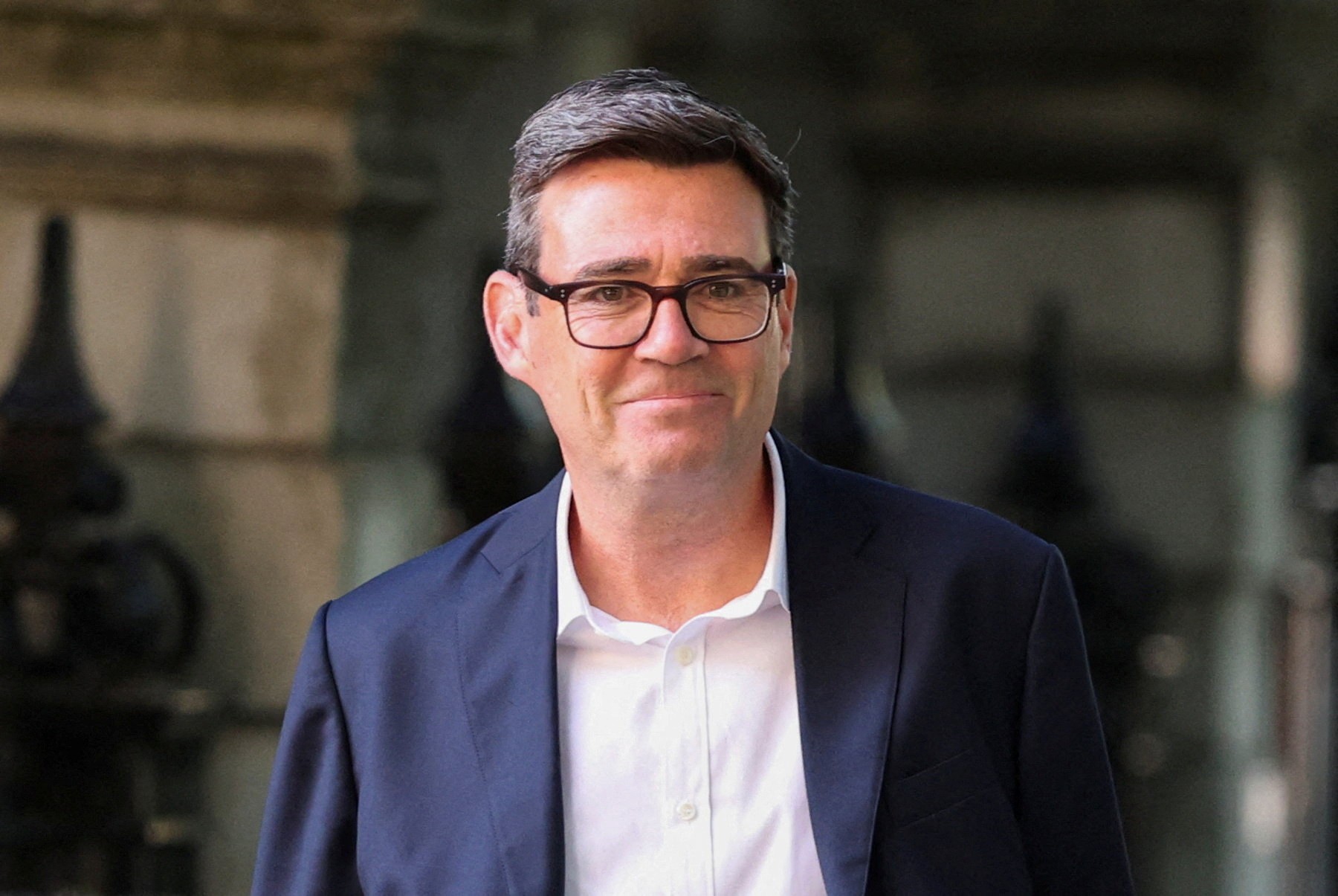 Andy Burnham assegura apoio para se tornar novo premiê do Reino Unido, e governo prepara posse