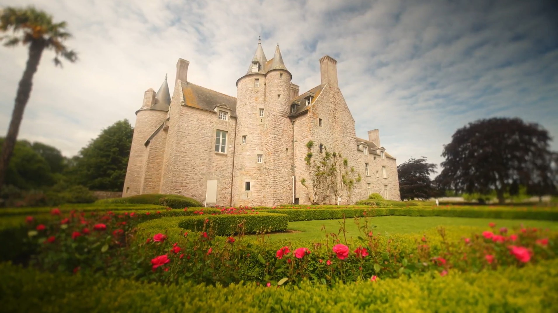 Internet quase não funciona e trabalho nunca acaba: família revela rotina vivendo em um castelo medieval