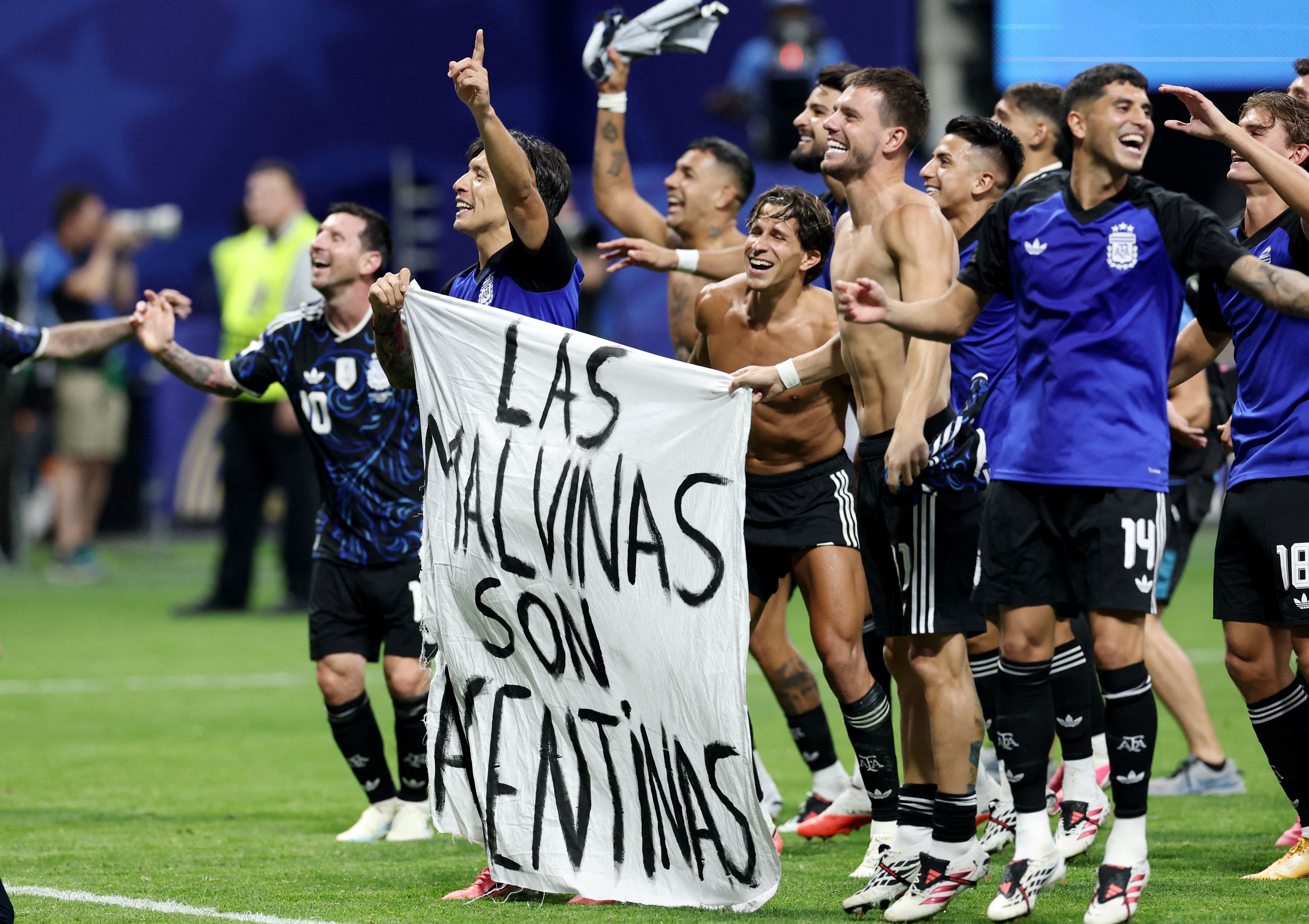 Argentina pode ser punida pela Fifa por faixa sobre Malvinas após vitória sobre a Inglaterra