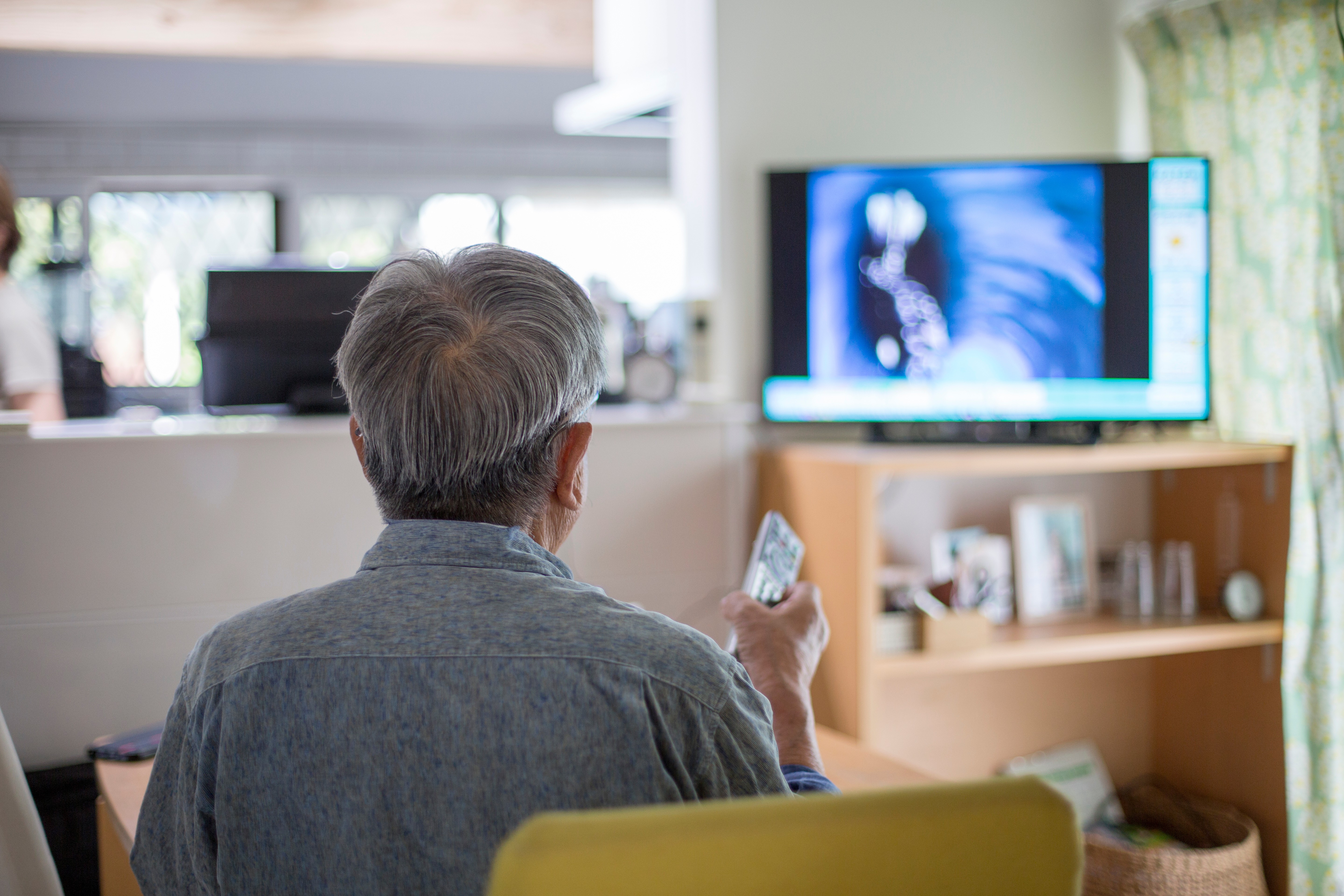 Assistir muita TV na meia-idade pode estar ligado a alterações cerebrais associadas ao Alzheimer, aponta estudo