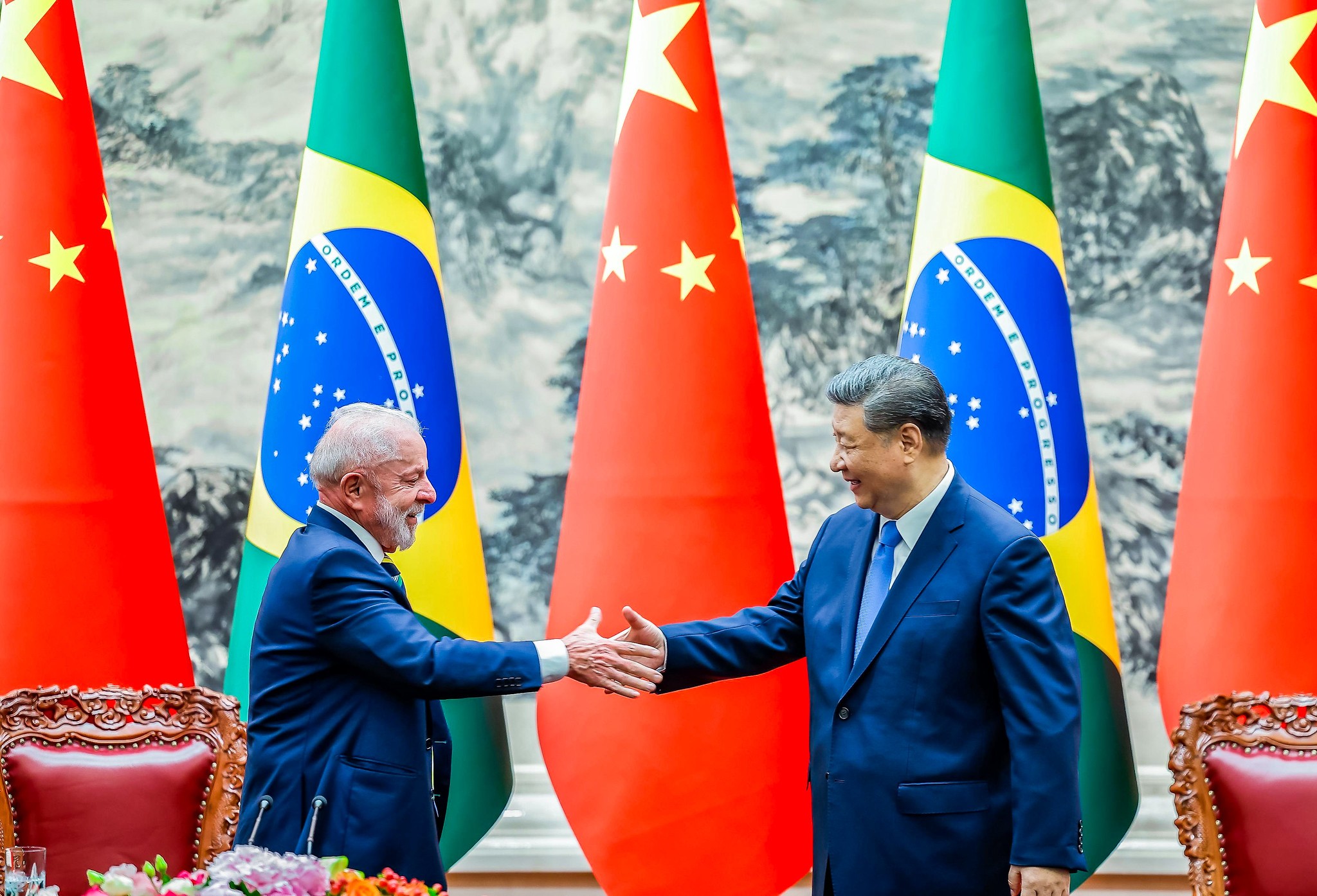 Xi Jinping diz a Lula que a China apoia o Brasil na rejeição à interferência externa