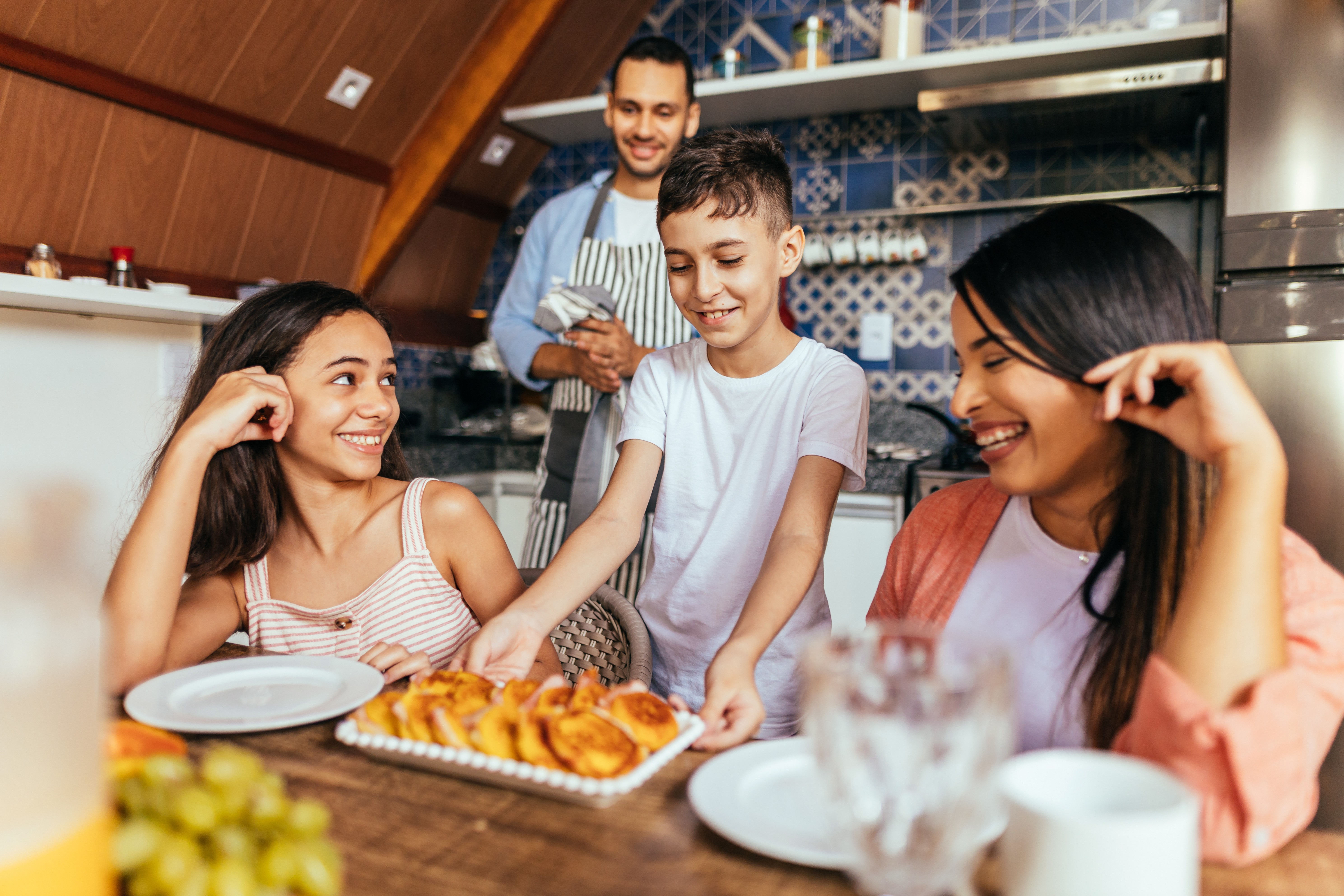Adolescentes que passam a tomar café da manhã consomem menos doces e mais nutrientes ao longo do dia, diz estudo