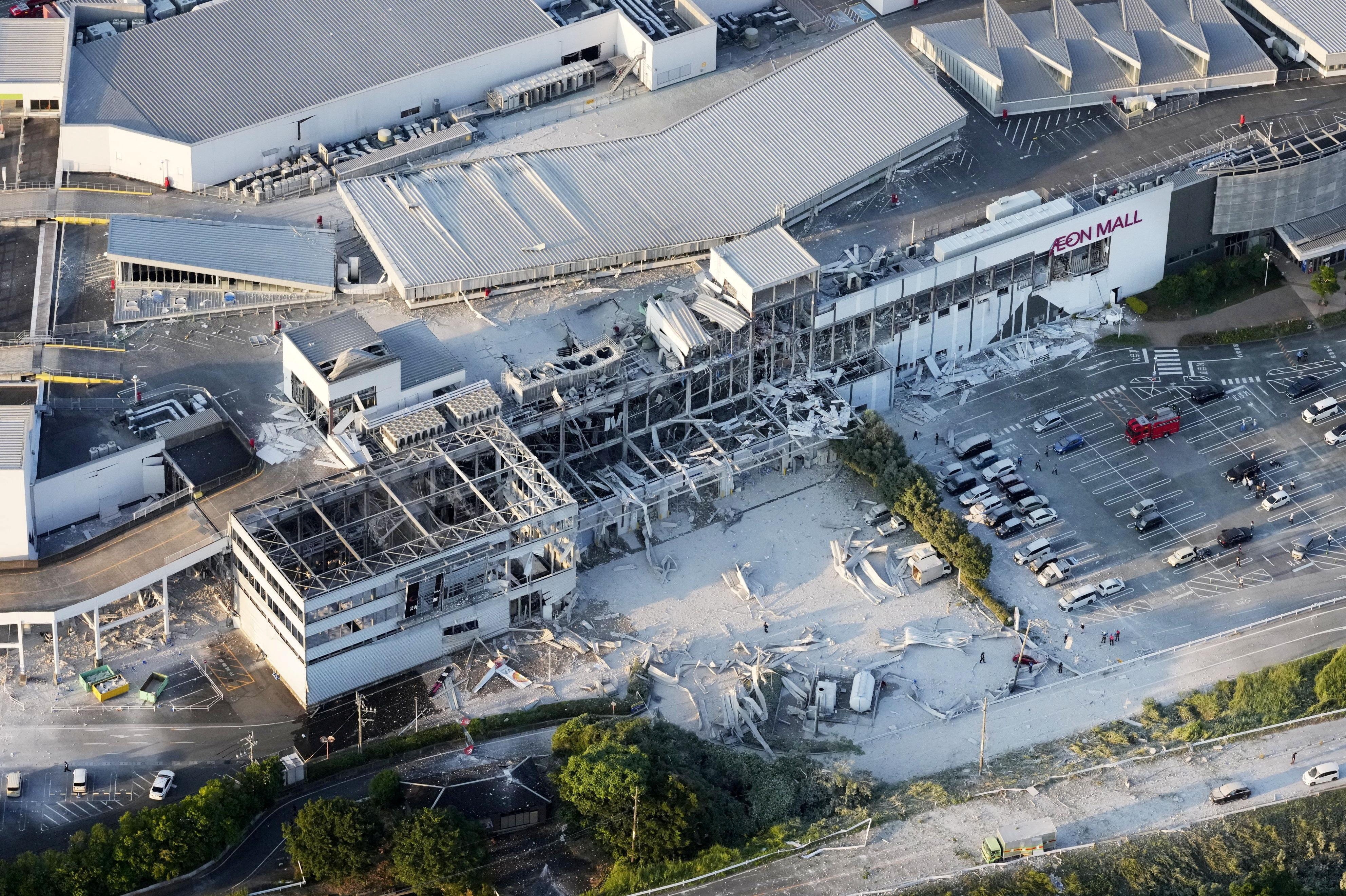Terremoto no Japão: explosão deixa shopping parcialmente destruído, e polícia fala em mortos