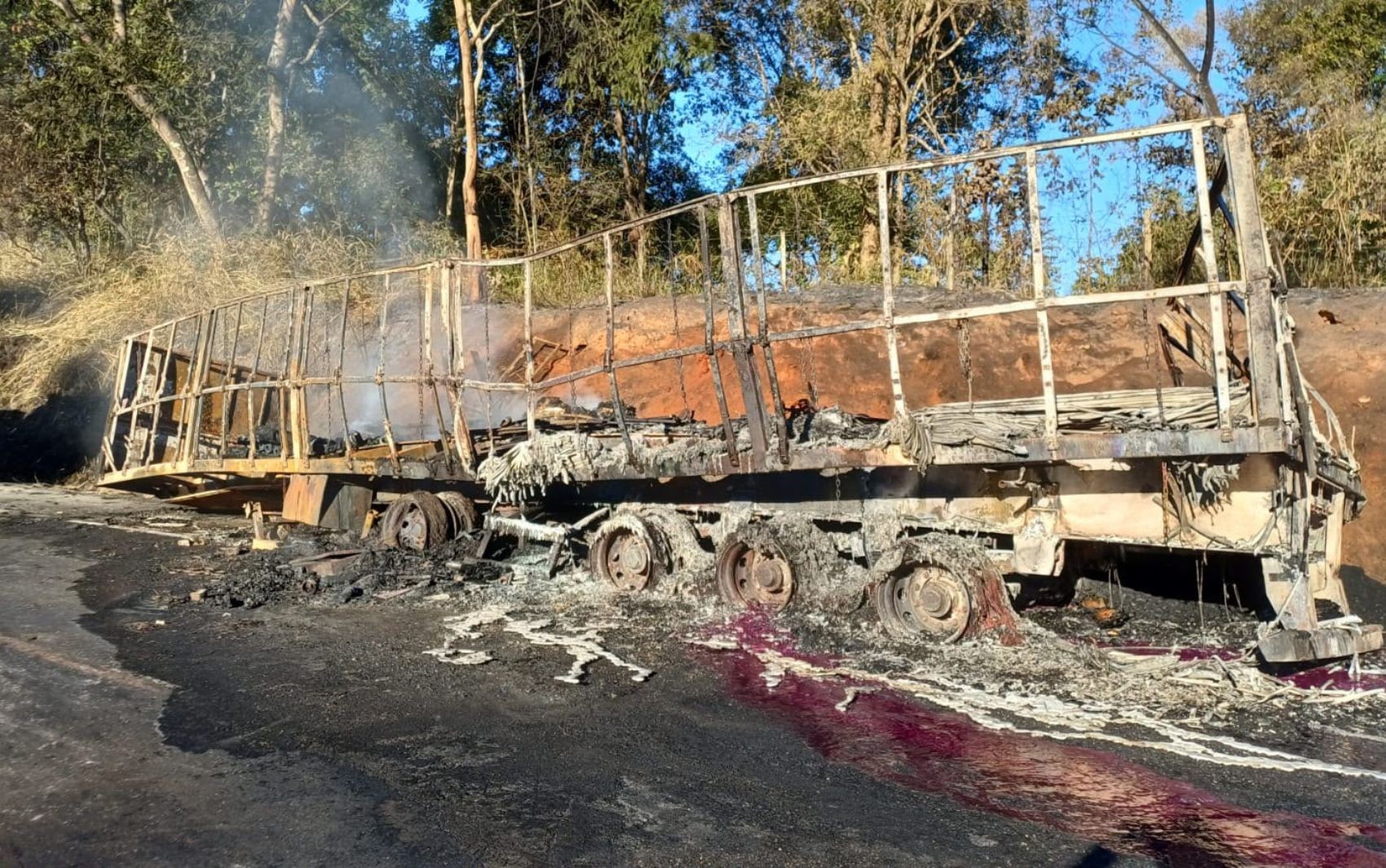 Caminhão explode e causa congestionamento de Professor Jamil a Goiânia na BR-153