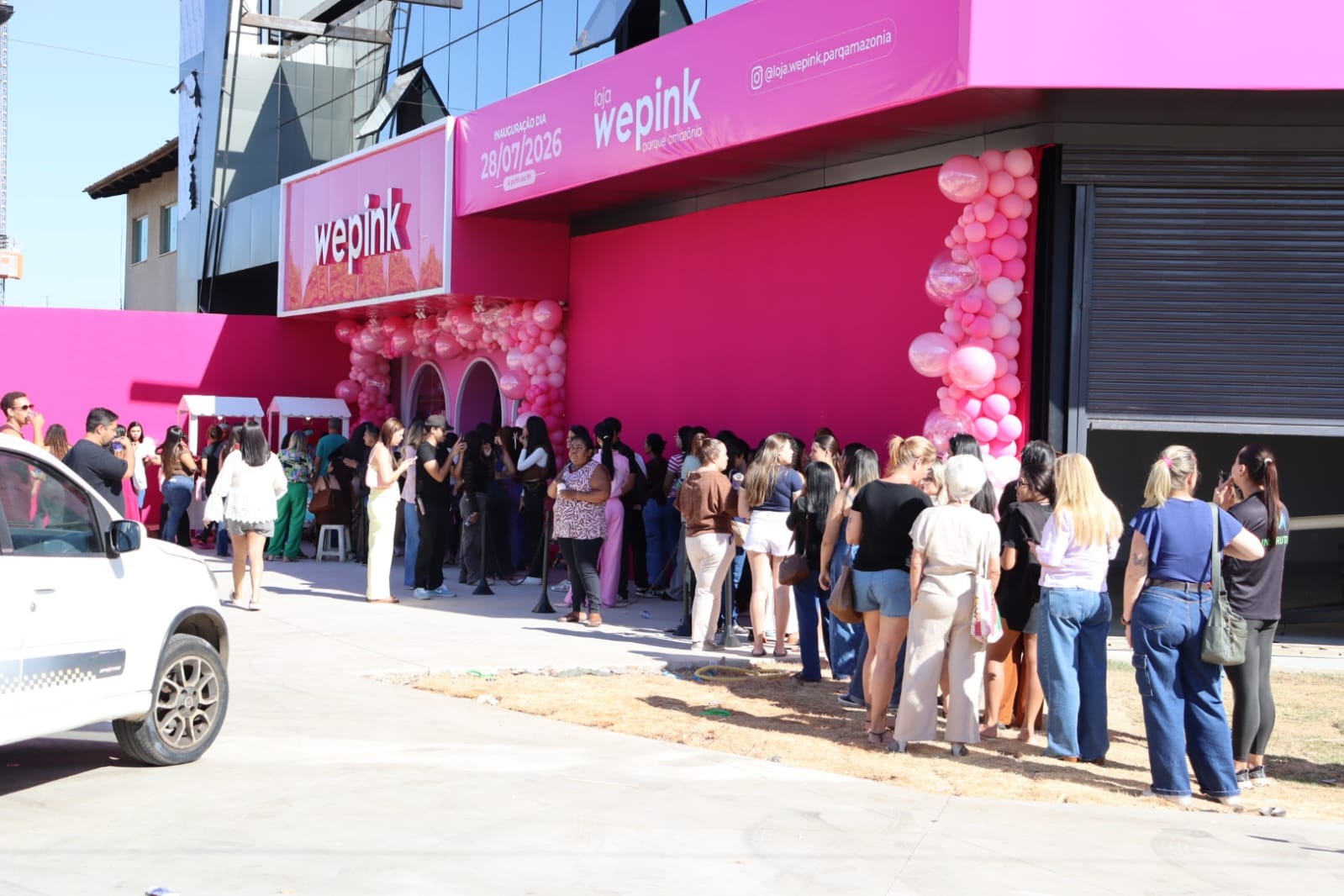 Clientes chegam de madrugada e formam fila gigante para inauguração de loja da rede de Virginia em Goiânia