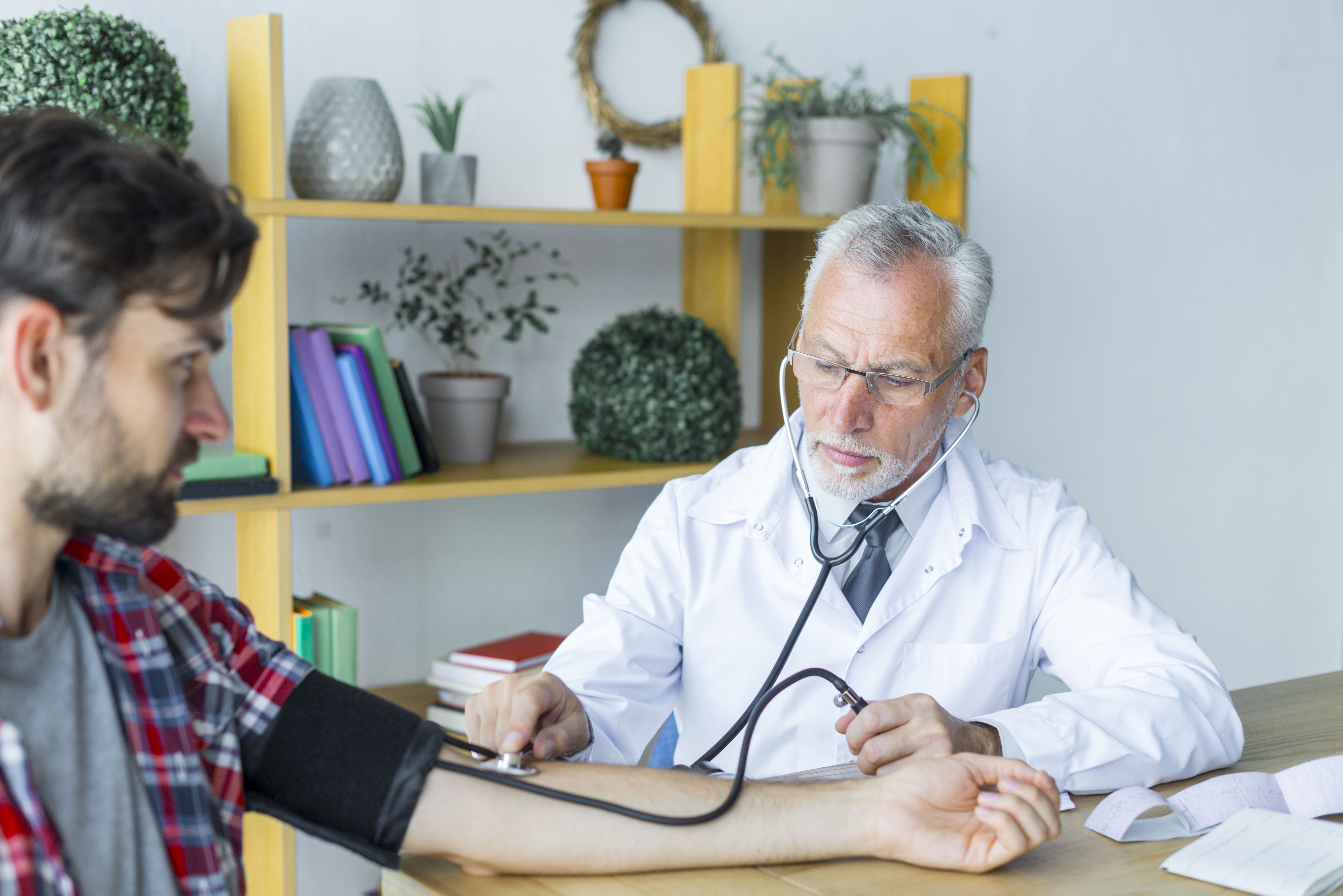 Você sabe medir a pressão corretamente? Entenda o passo mais eficaz para evitar infartos e AVCs