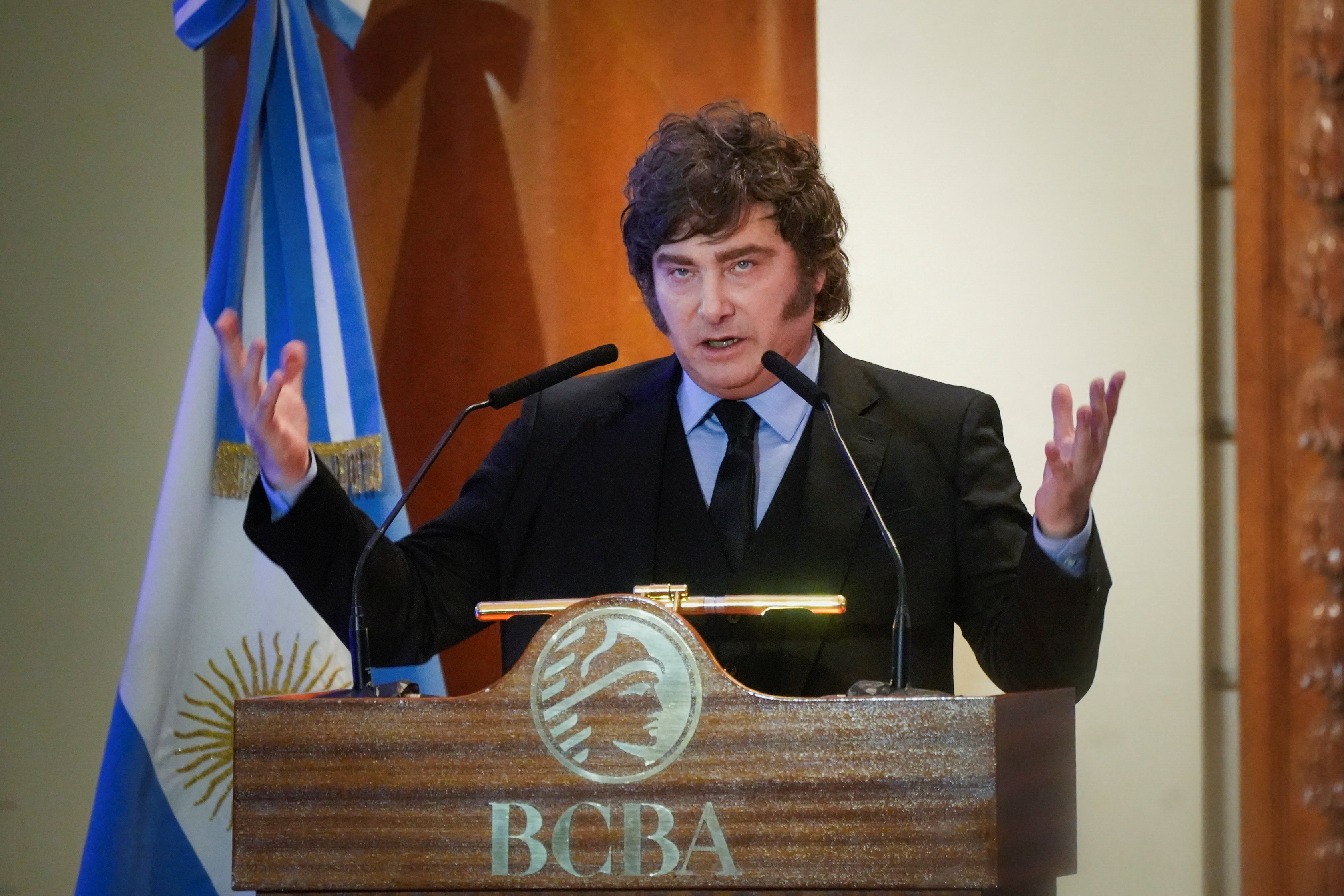 Milei promove reforma do Banco Central e 'shutdown' em caso de déficit na Argentina