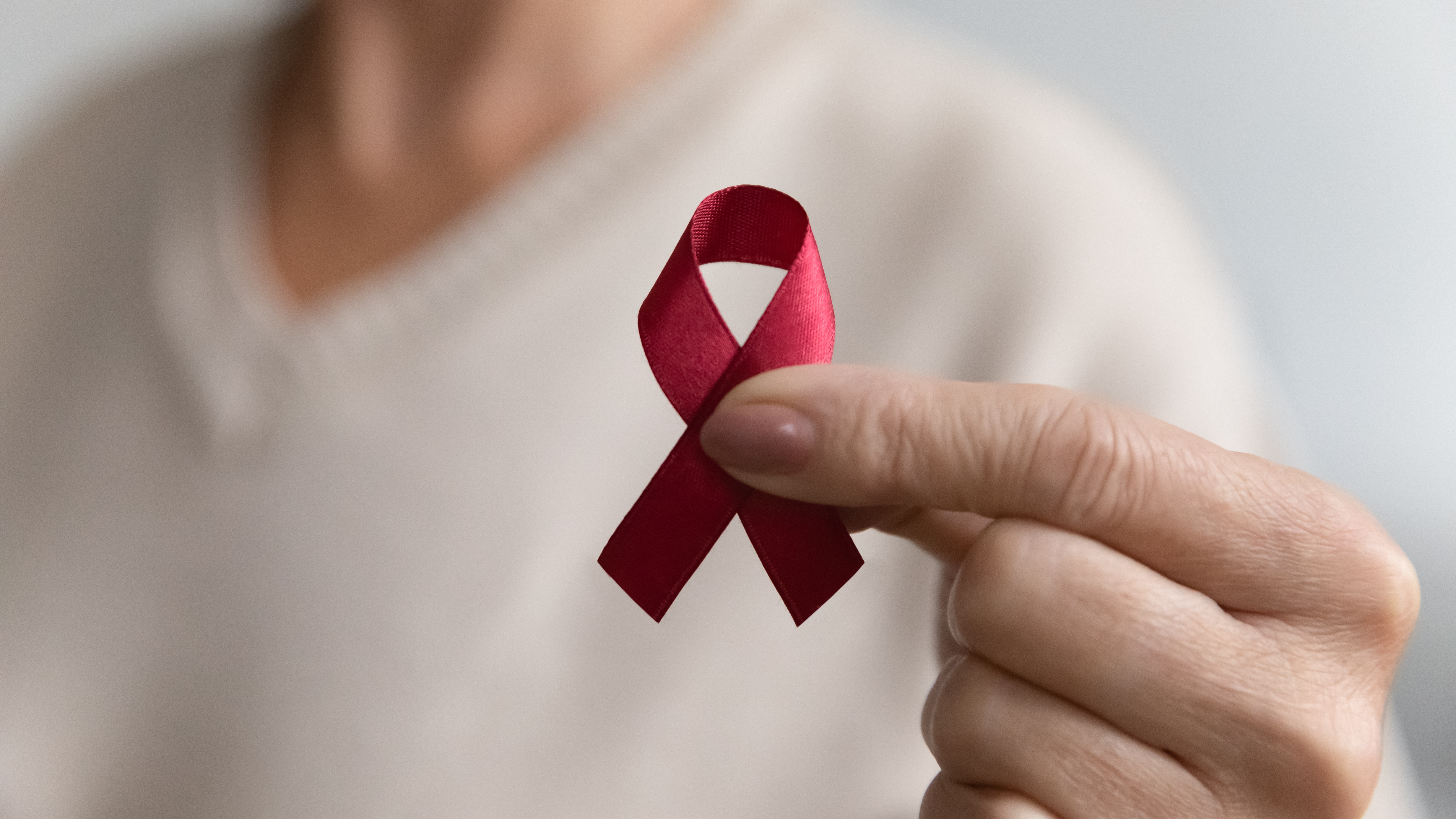 A volta do fantasma da AIDS no mundo e o aumento de casos no Brasil - O Assunto #1773
