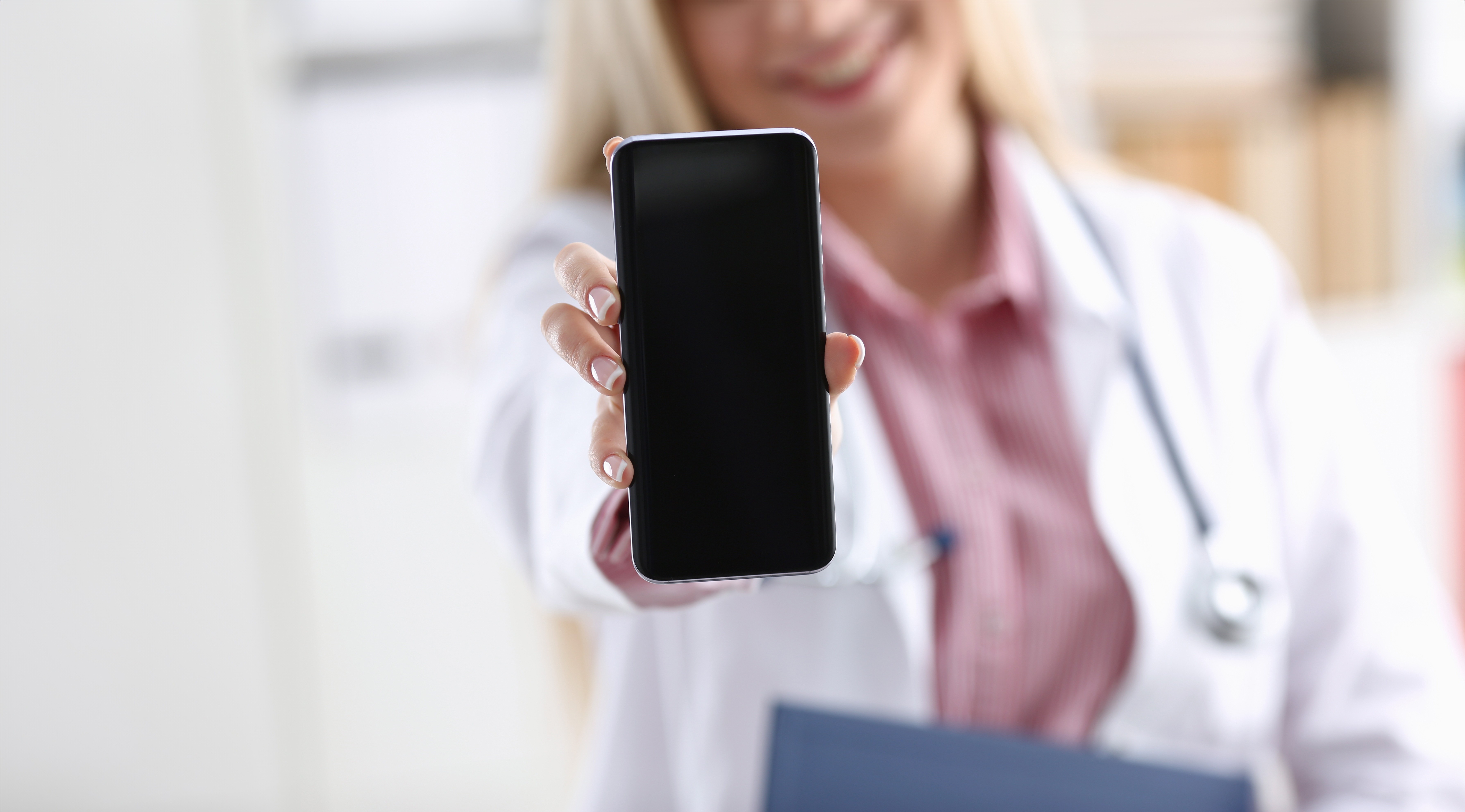 Caso envolvendo pediatra viraliza: médico pode bloquear paciente no WhatsApp?