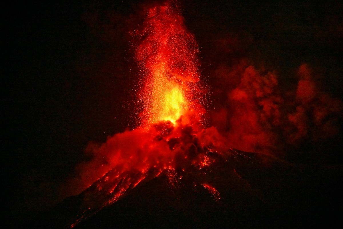VÍDEO: Vulcão mais ativo da América Central tem explosões, e Guatemala declara alerta de perigo na capital