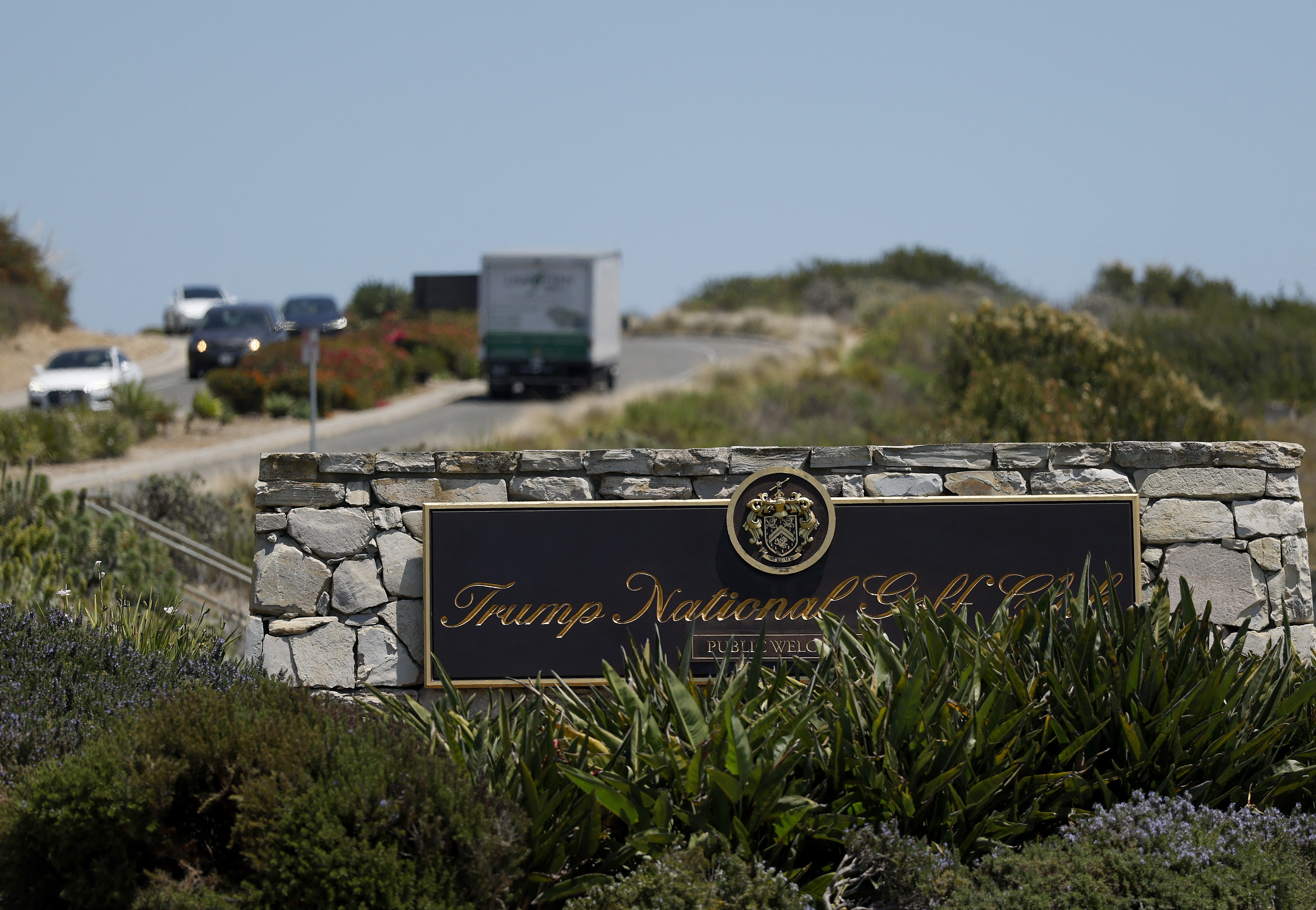 Homem armado é preso em campo de golfe de Trump antes de visita do presidente dos EUA; 'Evitamos uma tragédia', diz agente