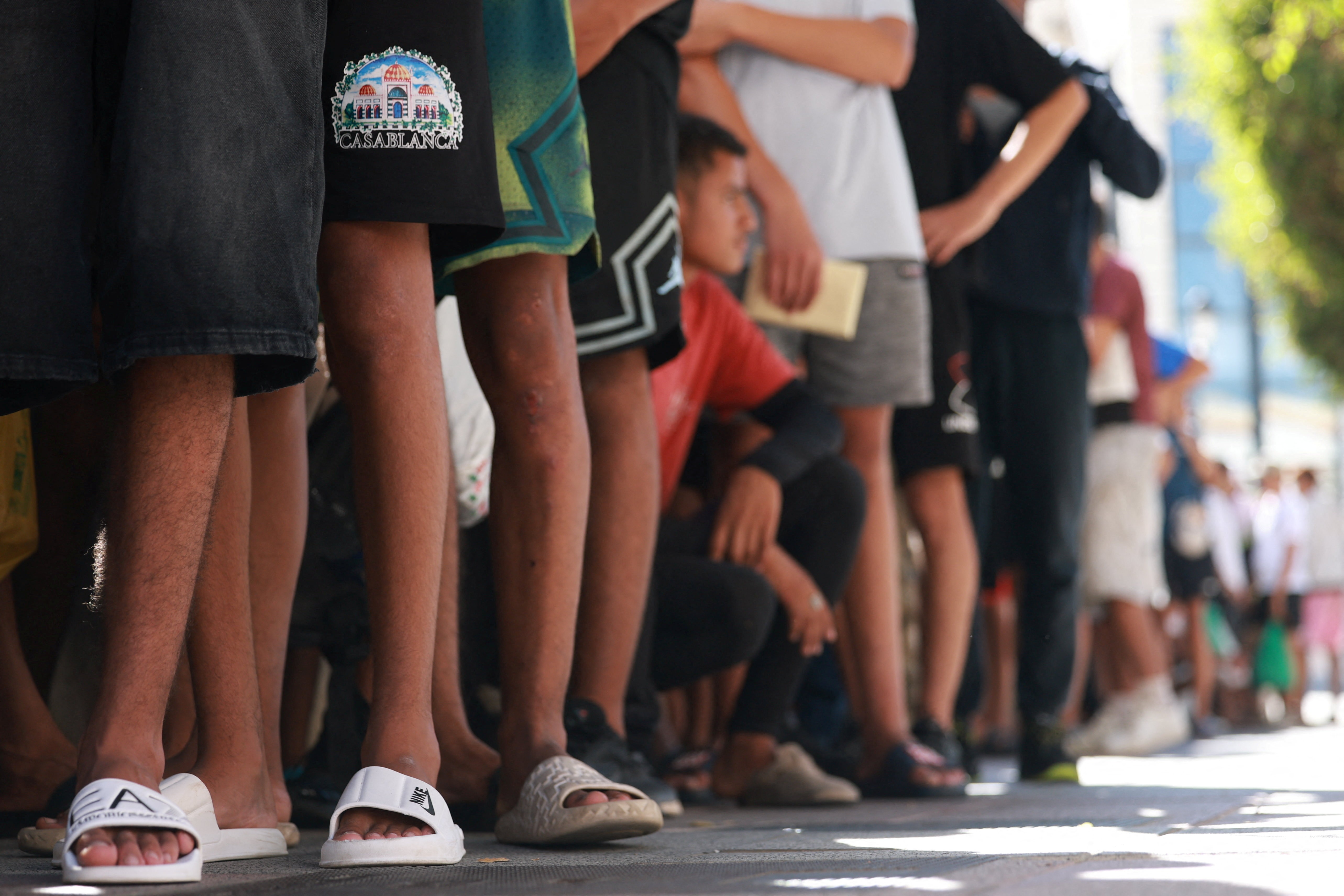 Imigrantes menores de idade em Ceuta serão levados para outras regiões da Espanha nas próximas semanas, diz governo espanhol