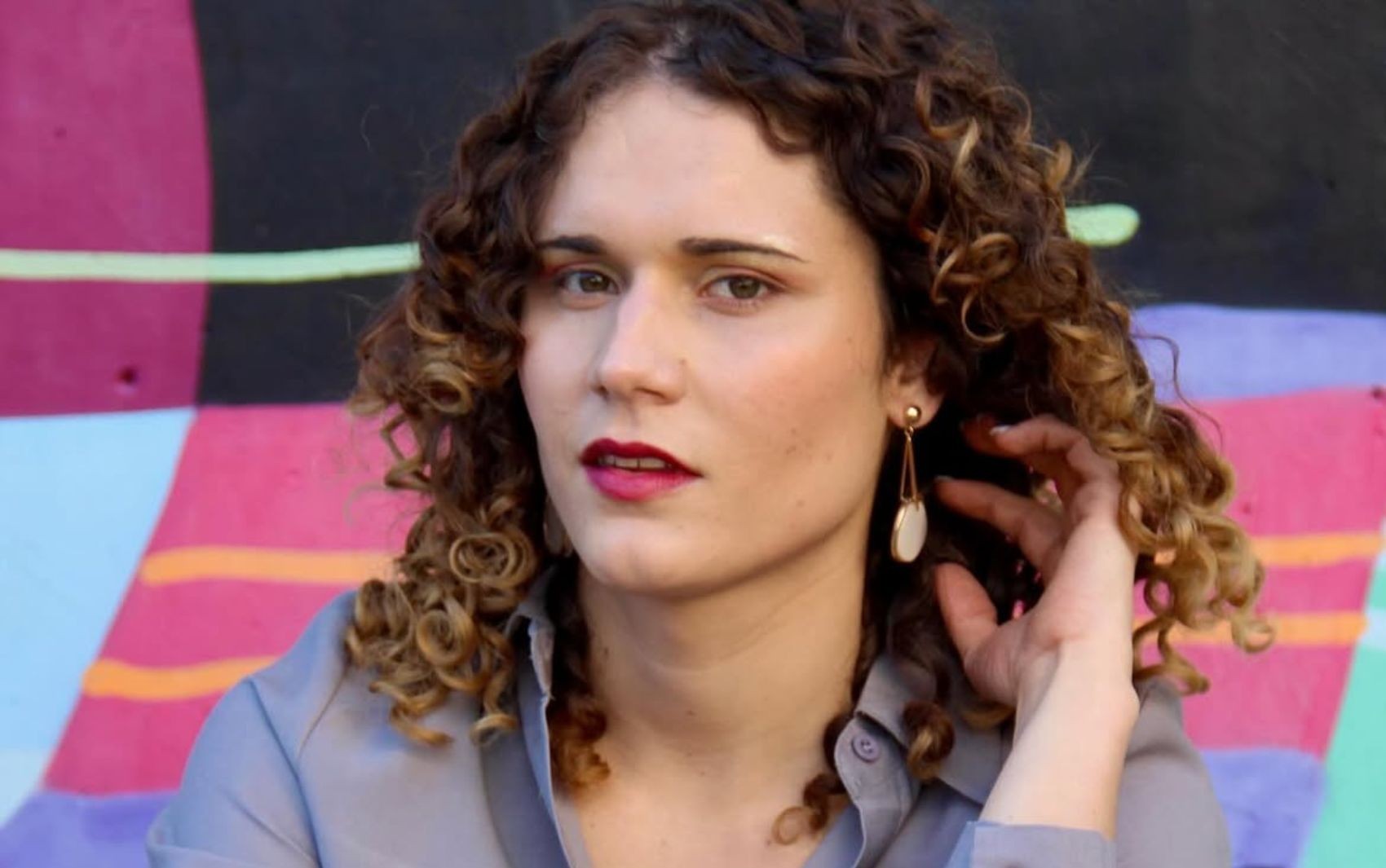 Mulher trans que processou UFG após ser chamada pelo nome de registro em formatura voltou à universidade para o mestrado: 'Me formei mestra no mesmo prédio'