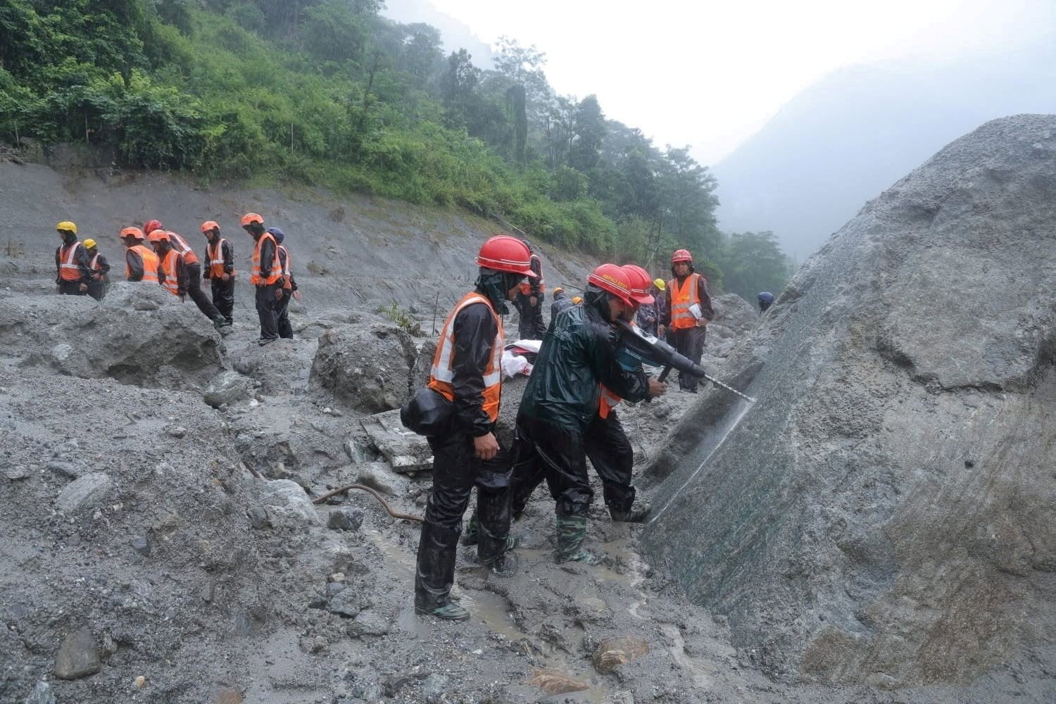 A corrida contra o tempo para resgatar mais de 600 trabalhadores presos em túneis após avalanche no Nepal e no Tibete