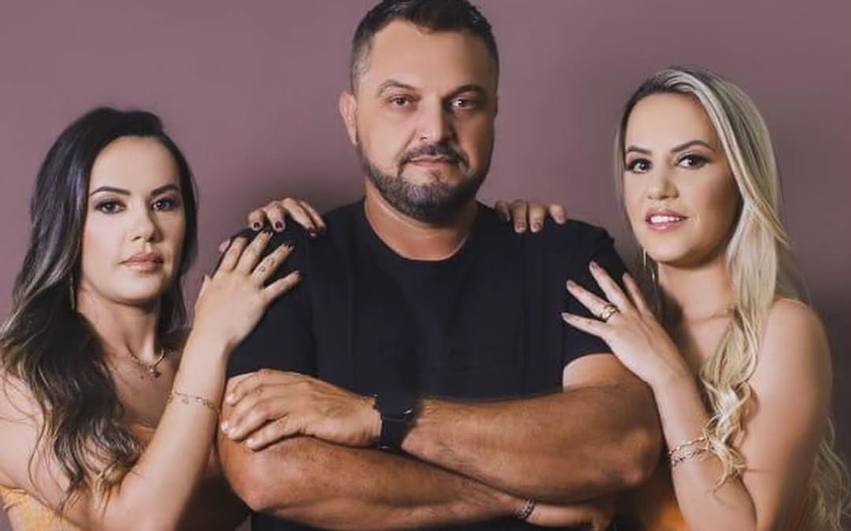 Gêmea de rainha de rodeio que vive em trisal com irmã e agricultor diz que ficou abalada com críticas após caso viralizar: ‘Não tem bagunça’