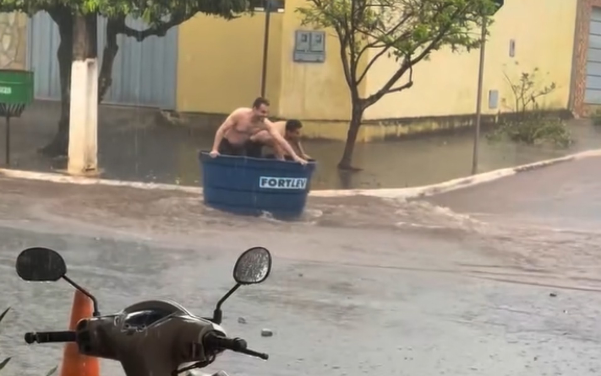 Amigos descem enxurrada dentro de caixa d'água e se divertem durante chuva em Goiás