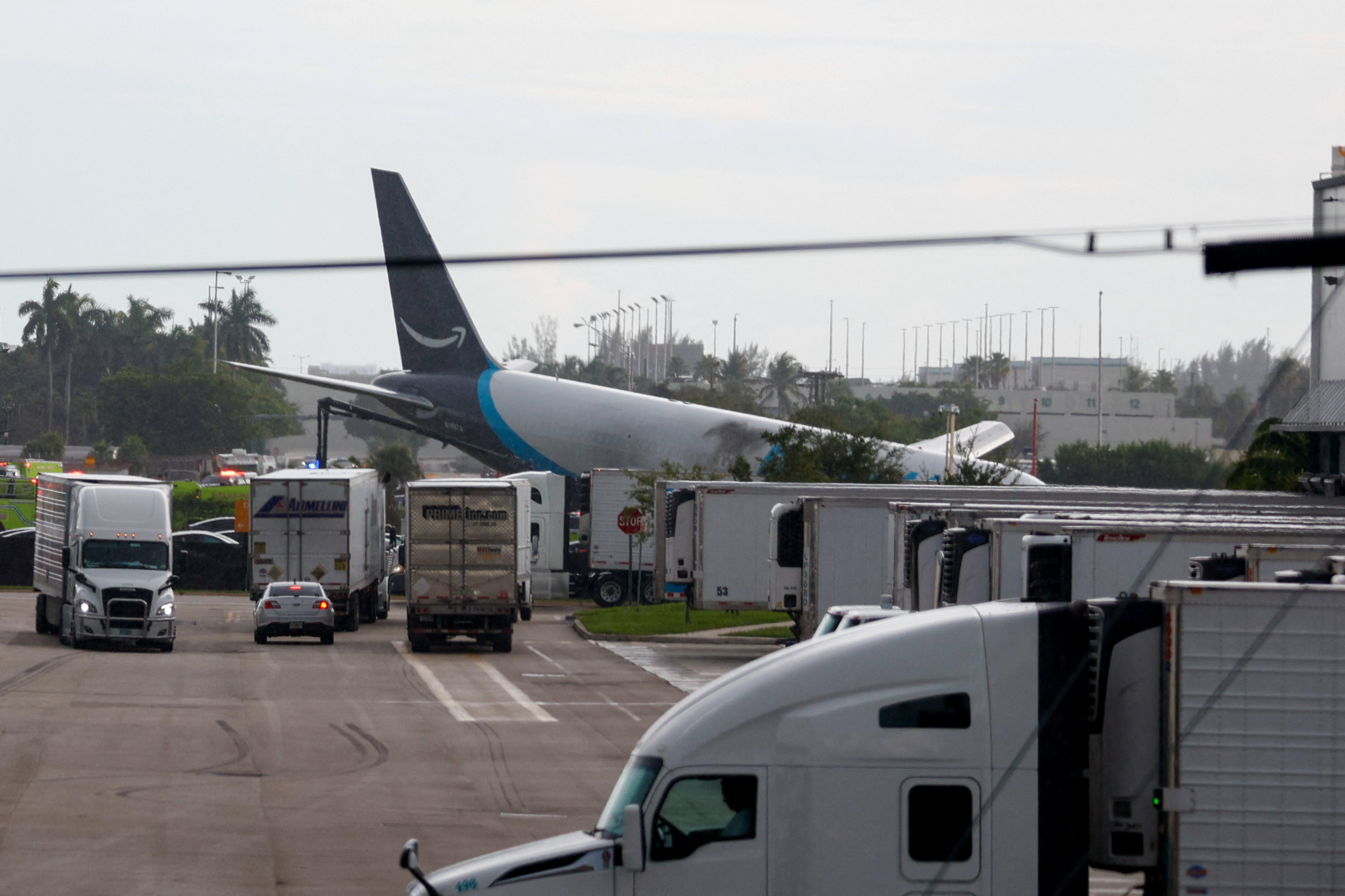 Avião cargueiro da Amazon sai da pista em Miami e deixa 5 mortos