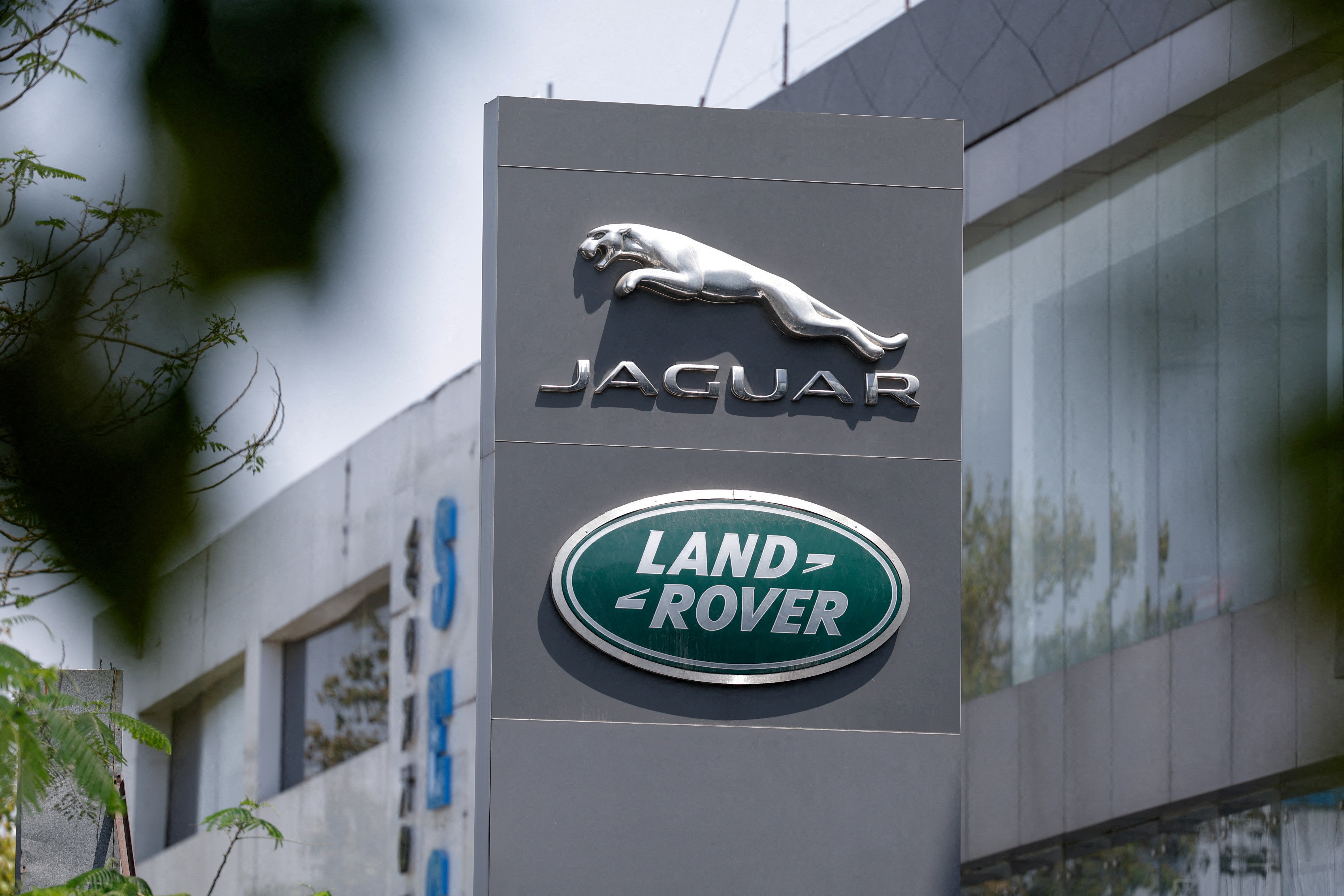 Jaguar Land Rover anuncia corte de 4 mil vagas em plano para reduzir custos