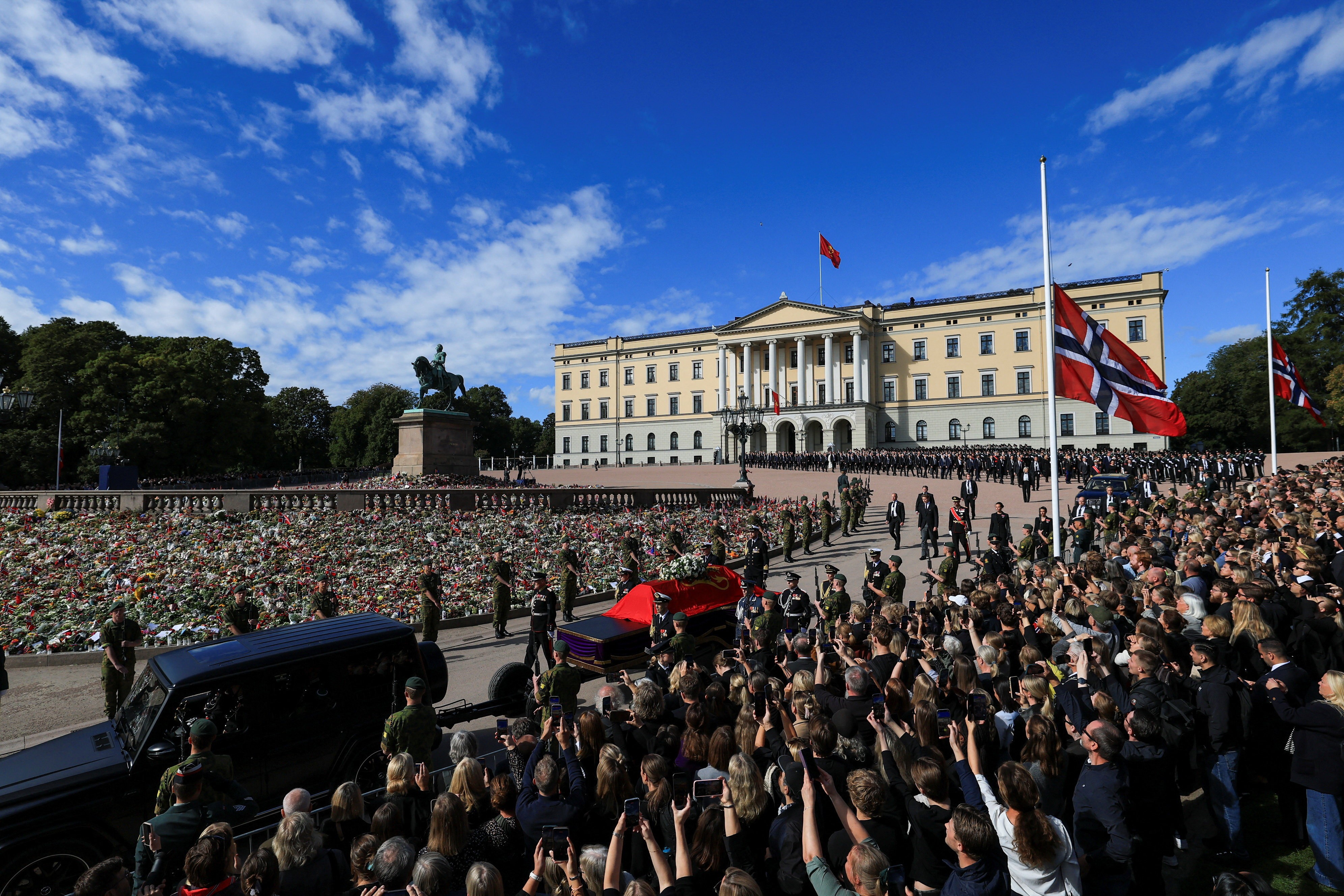 Funeral do rei Harald na Noruega reúne multidão e famílias reais europeias; FOTOS
