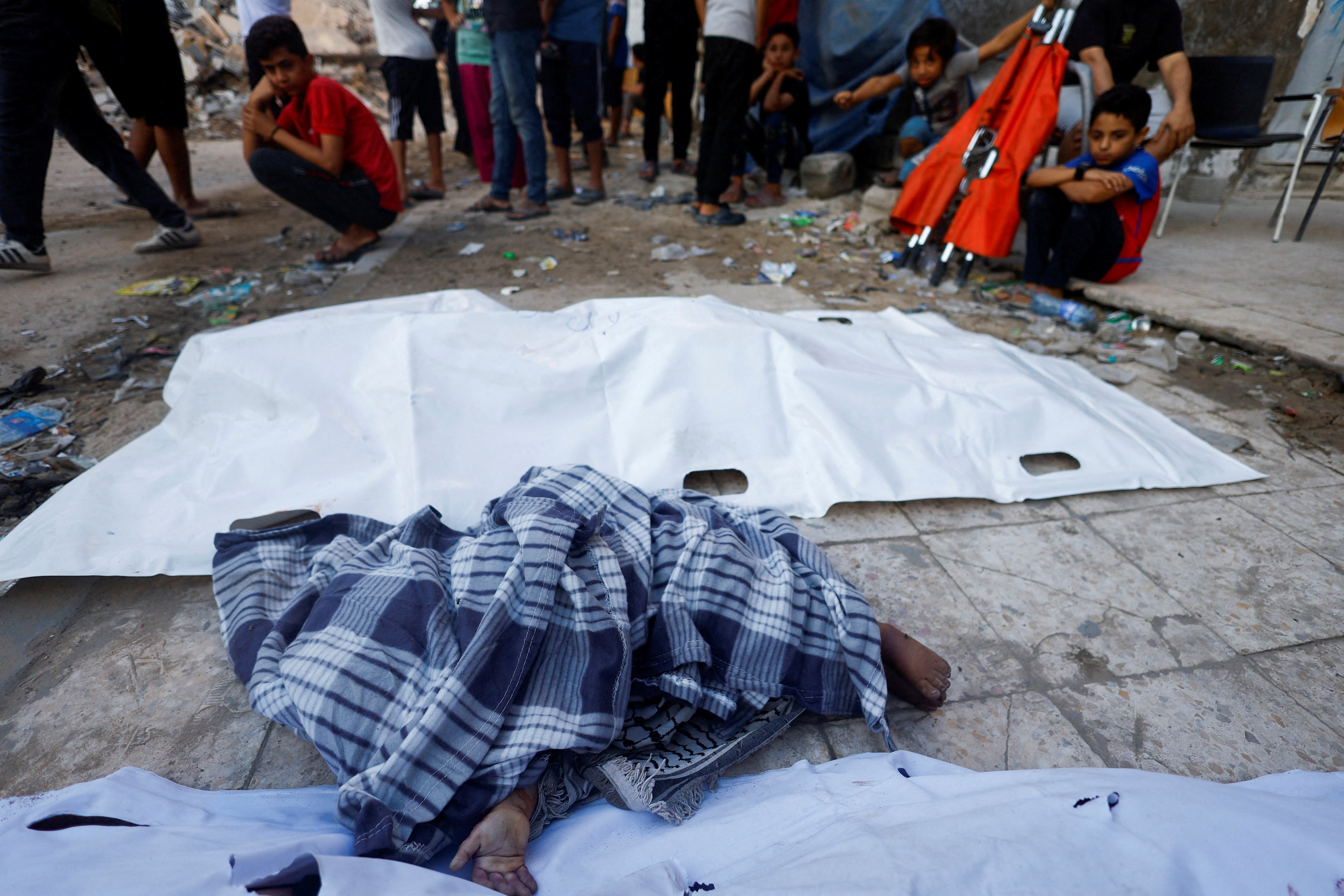 Prédio desaba em Gaza e deixa ao menos 20 mortos; VÍDEO mostra resgate de menino
